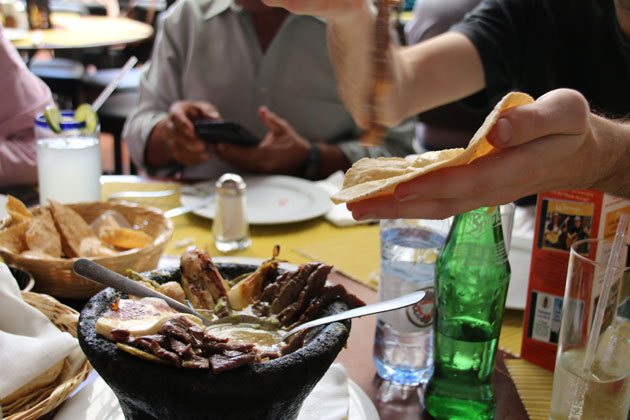 Comida mexicana: Molcajete, uma forma de servir a comida mexicana
