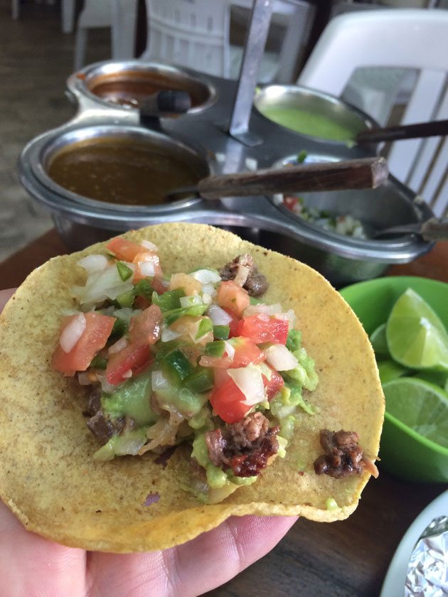comidas mexicanas: taco e seus acompanhamentos