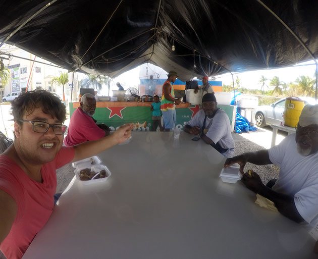Comendo com os locais a deliciosa churrascada do Ken em Anguilla