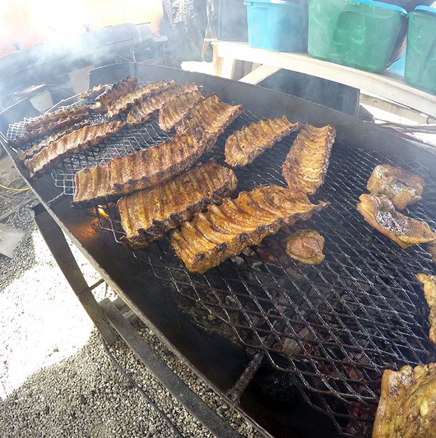 Costelinha de porco assada na brasa com molho BBQ em Anguilla