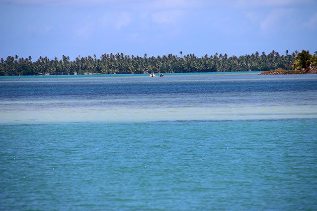 Mar multi-azulado em Maupiti