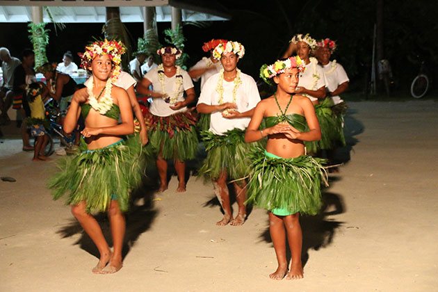 Habitantes de Maupiti com roupas e adornos típicos para dança tradicional