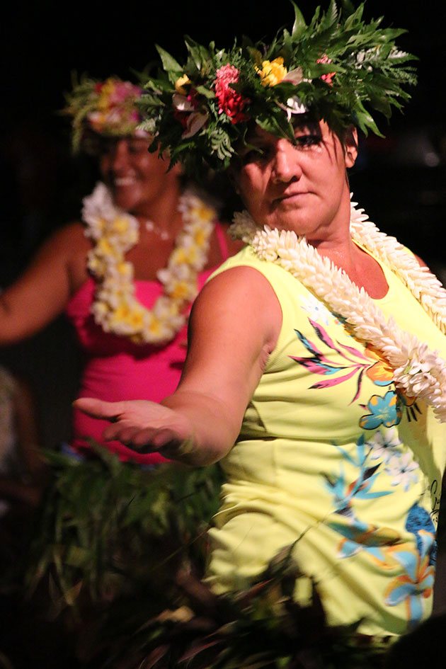 Destaque para as belas coroas e colares de flores típicas da Polinésia
