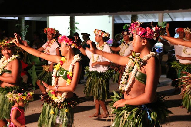 Meninas de Maupiti em sua dança típica