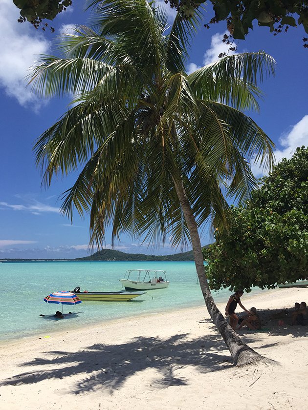 Praia em um motu na ilha de Maupiti