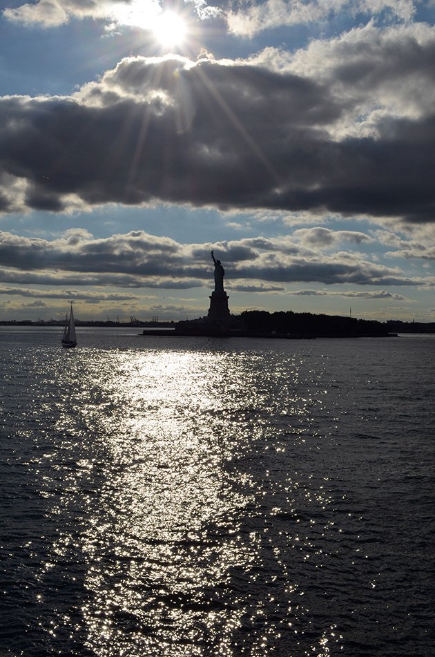 Estátua da Liberdade admirada desde o ferry grátis para a Staten Island