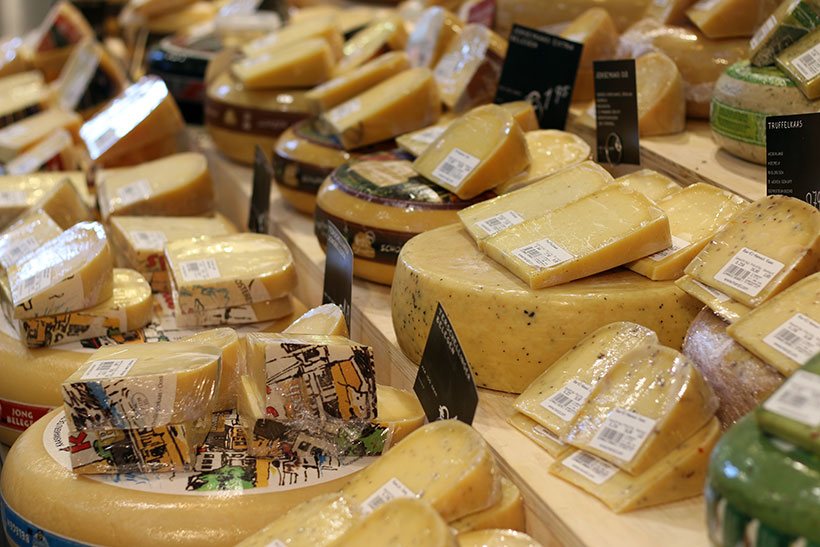 Infinidade de queijos à venda no Albert Cuyp Market no bairro The Pijp em Amsterdam
