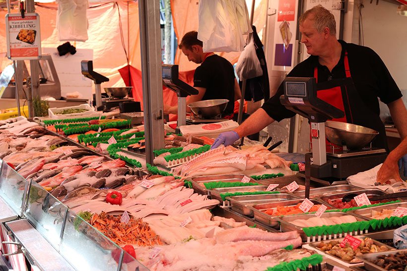 Banca de pescados em feira de Amsterdam