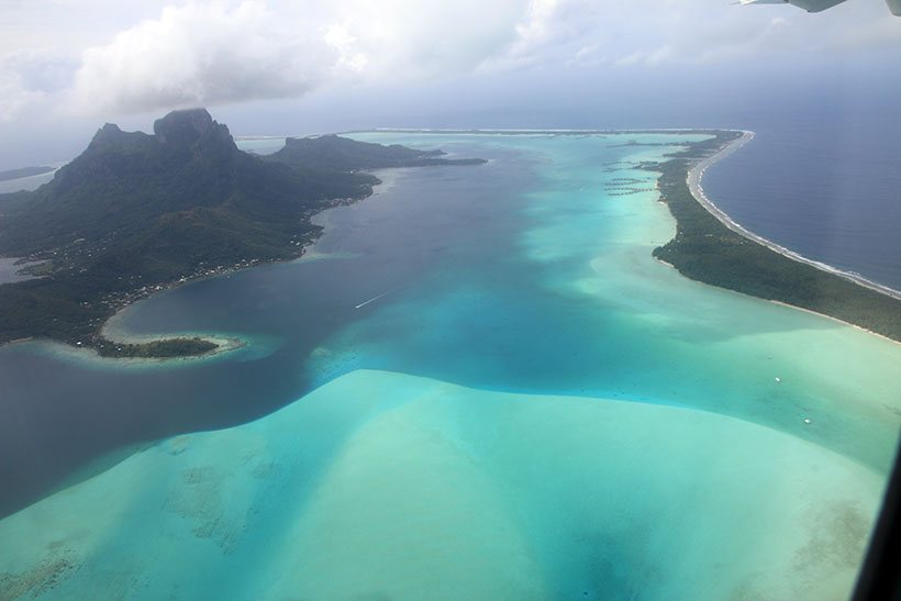 Infinidade de tons azuis na lagoa de Bora Bora