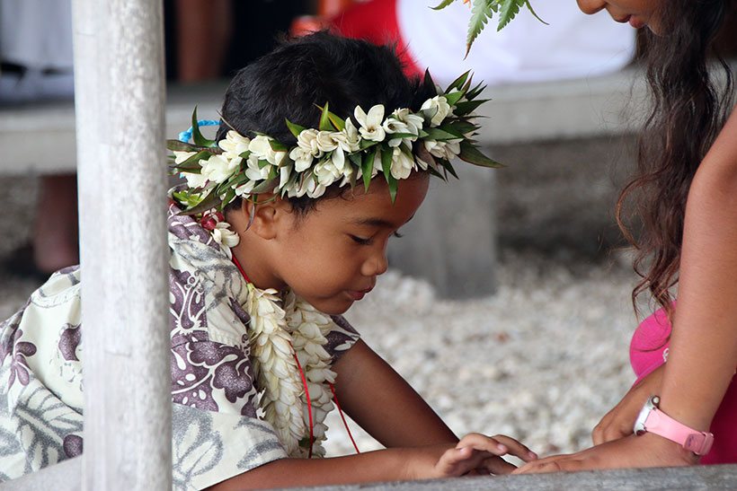 Menininho com cocar típico da Polinésia Francesa