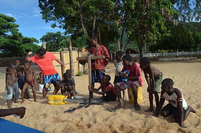 Bandinha de garotos no vilarejo de Cape Macler - Malawi