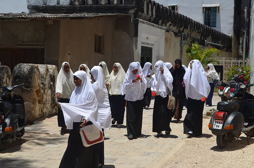 Meninas saindo de um colégio em Stone Town, Zanzibar