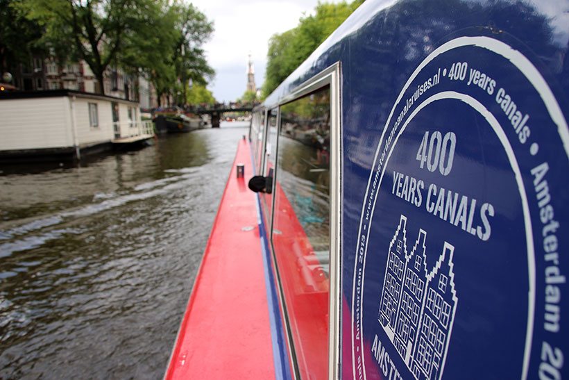Passeando de barco pelos canais de Amsterdam