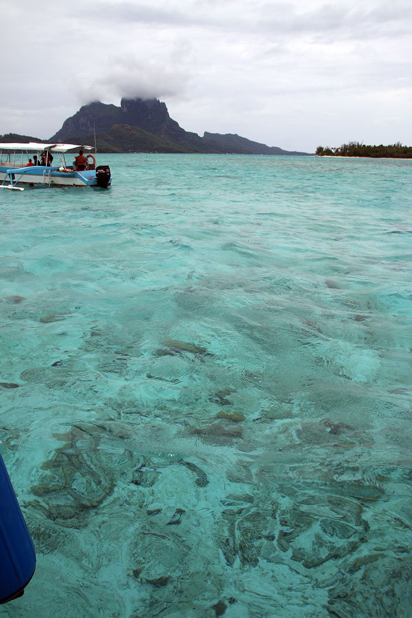Águas cristalinas na parada para snorkel em Bora Bora