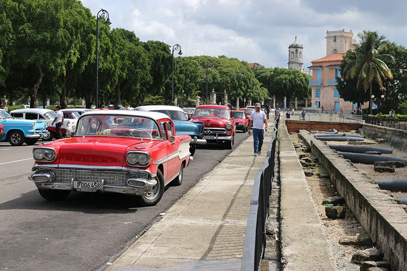 Carrões antigos estacionados em Havana Vieja