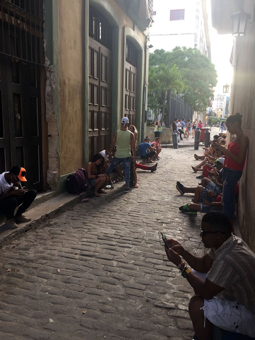 Dezenas de pessoas acessando a internet em Cuba
