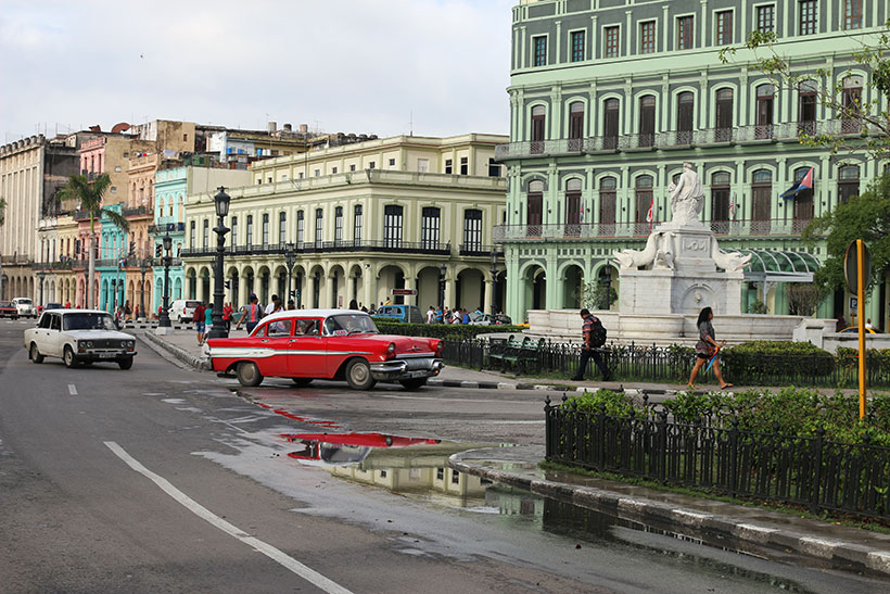 Ruas e carros nas ruas de Habana Vieja