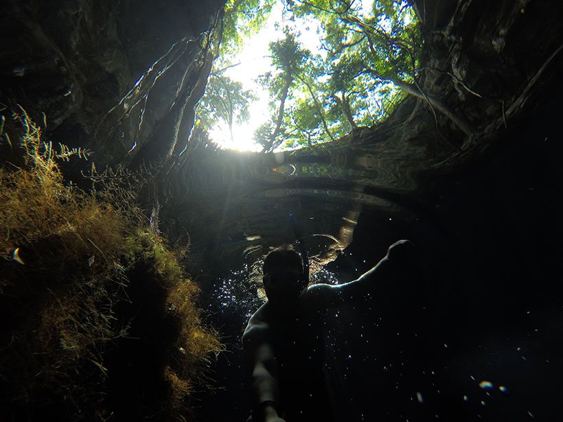 Mergulhando entre as raízes de uma árvore no cenote Mariposa Azul