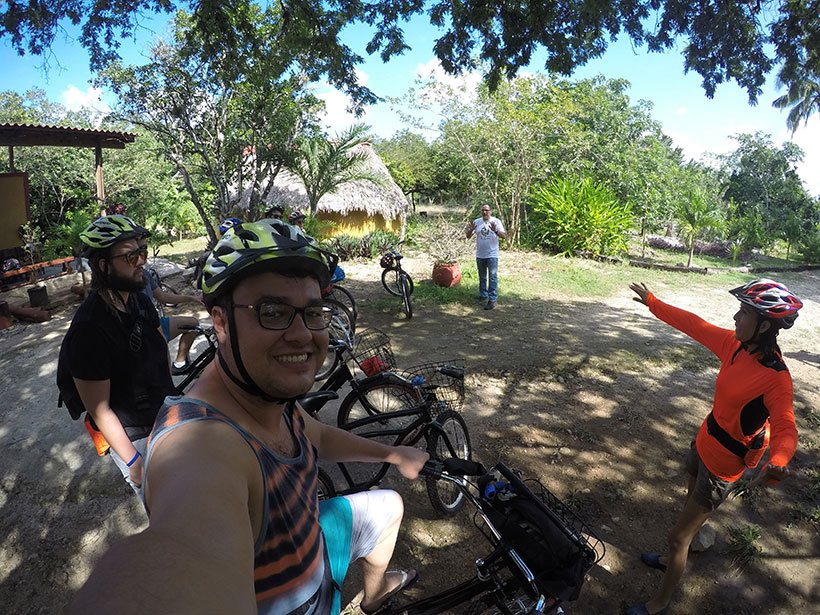 De bicicleta para explorar os cenotes