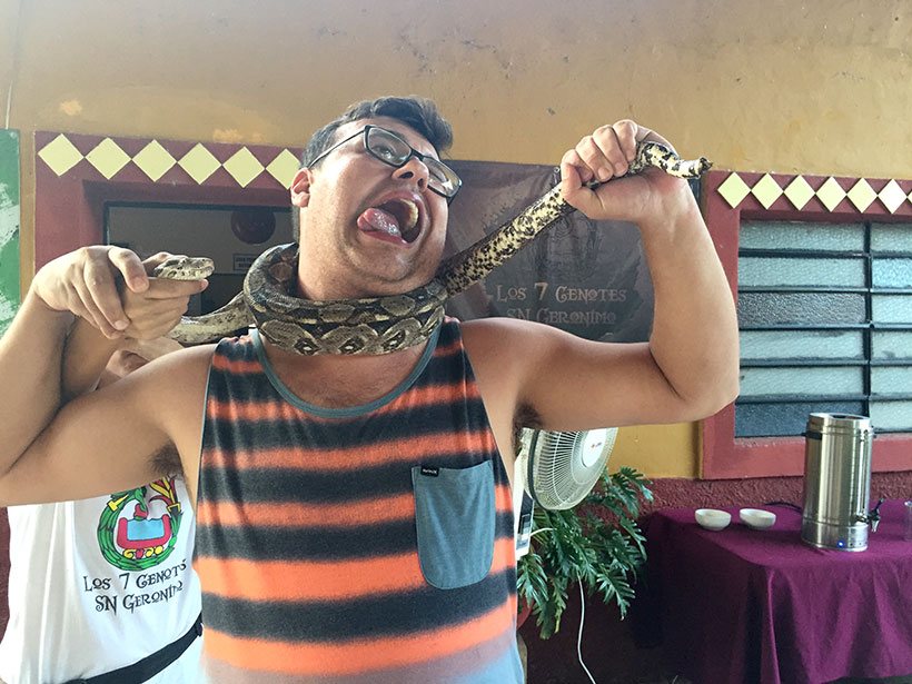 Com cobras pelo pescoço em Yucatán