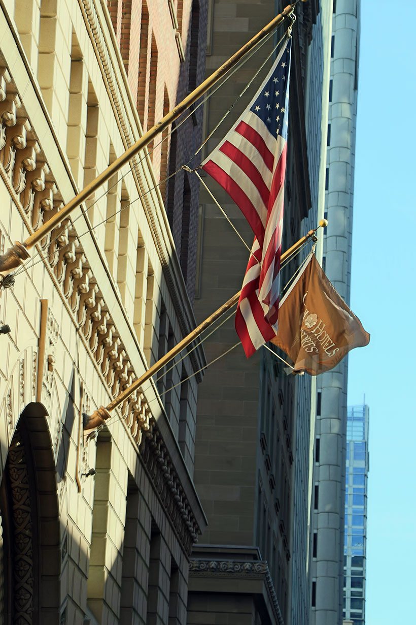 Bandeiras dos Estados Unidos e do Omni Hotels & Resorts