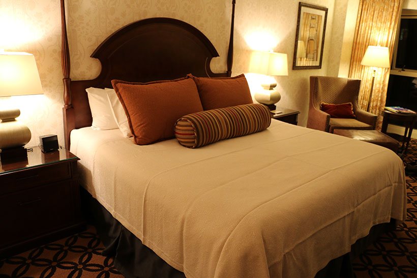 Cama confortável, vários travesseiros e roupa de cama impecável