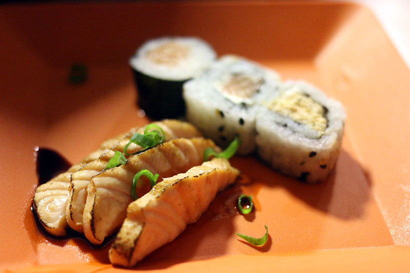 Sashimi de Salmão Selado com sushis variados