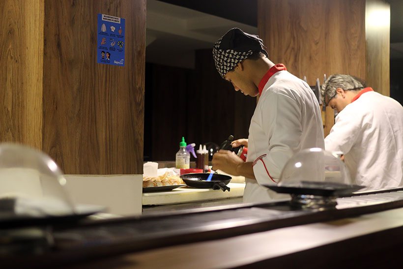 Sushimans trabalhando muito no Izu Japanese Food