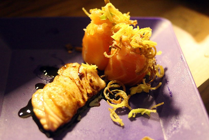 Mais opções direto da esteira, salmão selado de sashimi e salmão gunkan