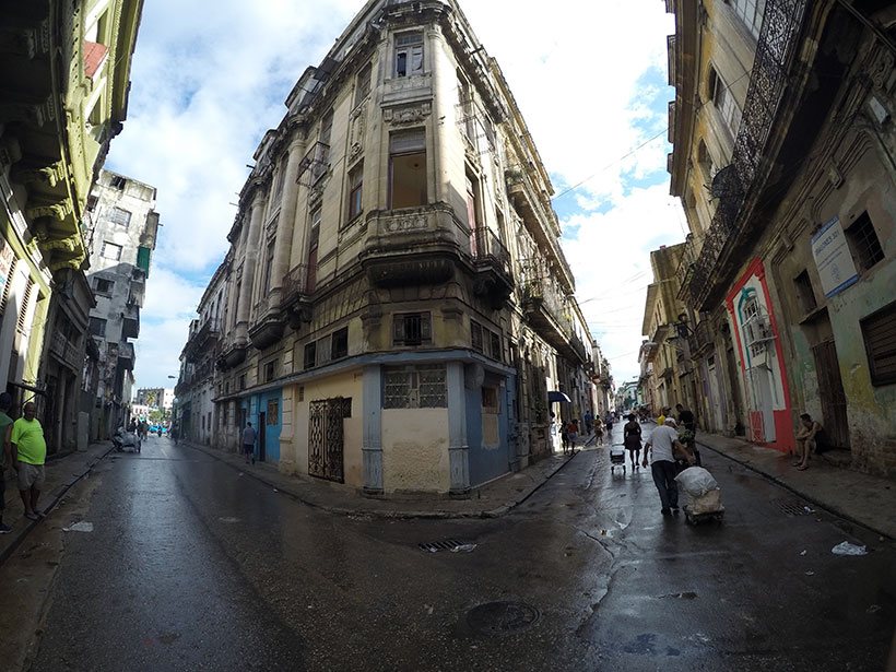 Encontro de ruas em Havana Vieja