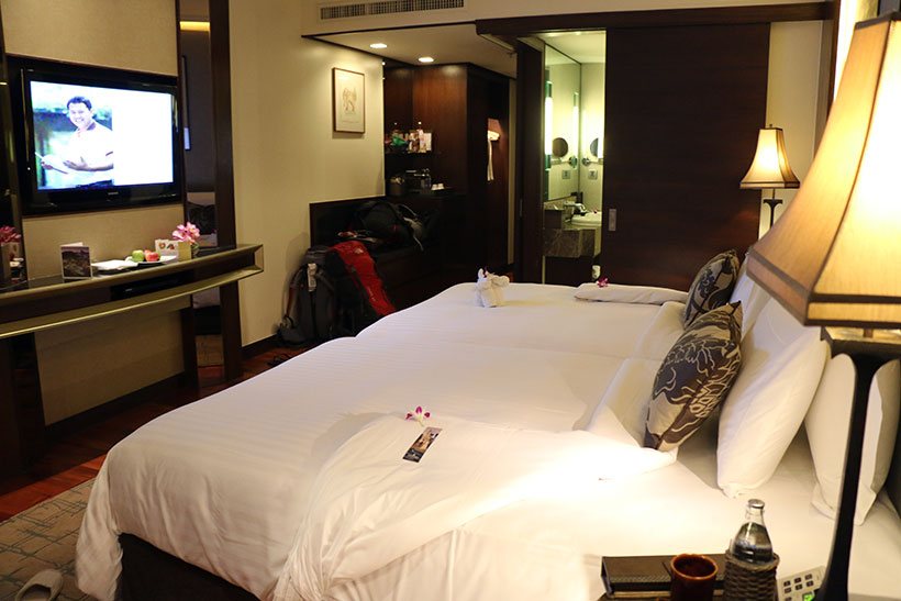 Cama preparada para a noite de sono no Anantara Riverside Bangkok Resort
