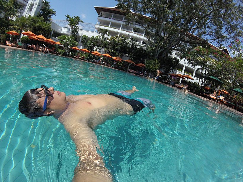 Refrescando-me do calor tailandês na piscina do Anantara