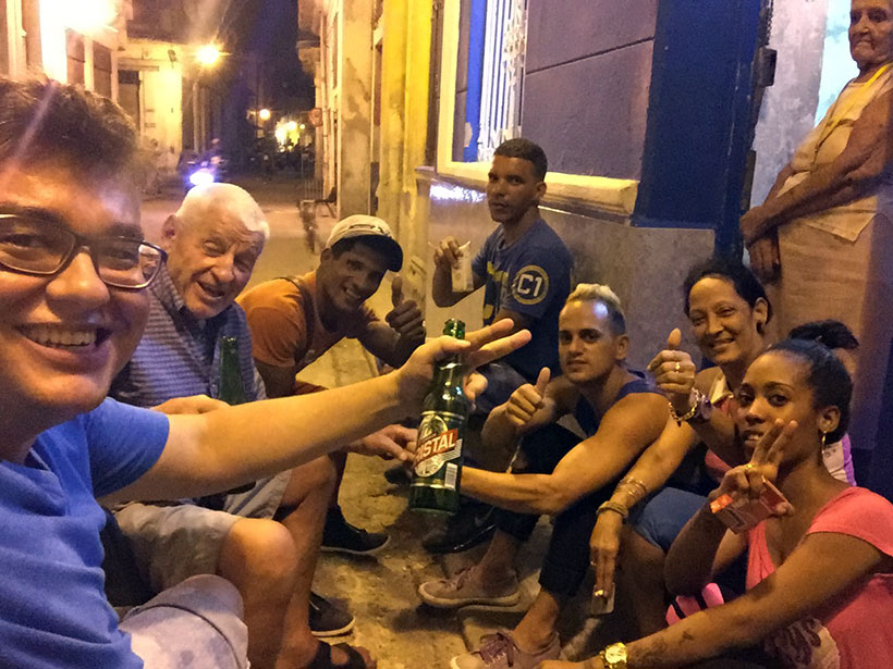 Conversando com amigos cubanos na Calle Curazao em Havana