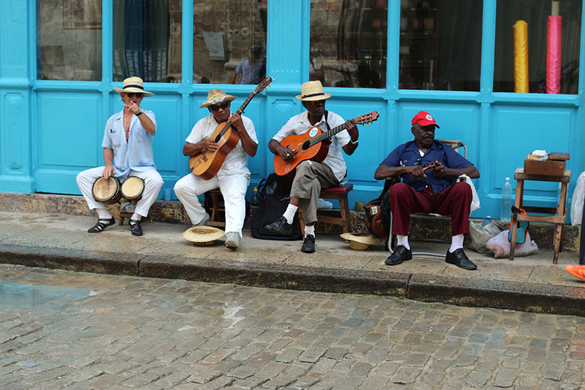Cantores em uma rua turística de Havana