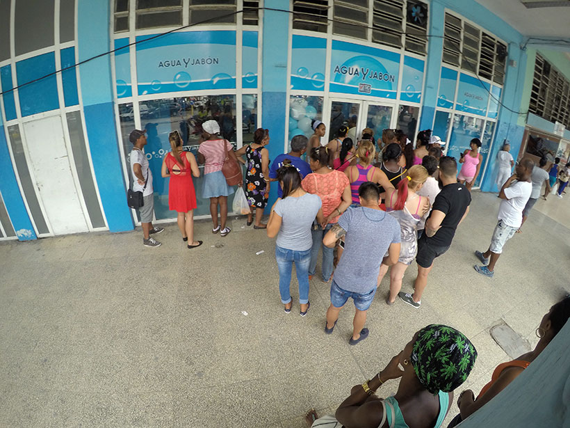 Cubanos enfileirados no centro de Havana para tentar comprar insumos básicos de limpeza