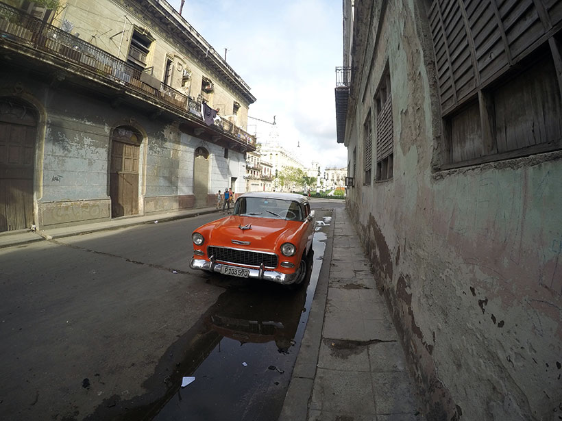 Carro estacionado em uma rua de Havana - Cuba