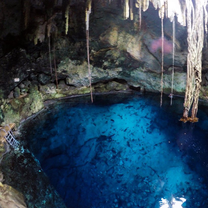 Cenote com água azul impressionante