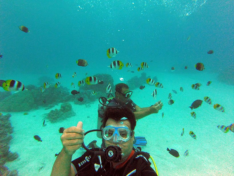 Envolto por peixes em Bora Bora