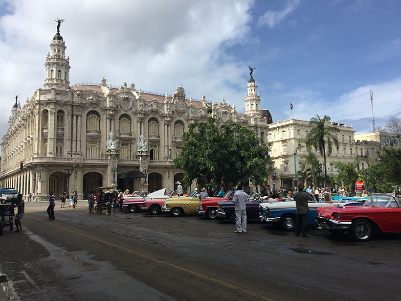 Carros antigos estacionados em área central de Havana
