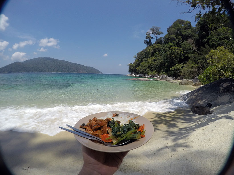 Almoçando em uma praia em ilha do sul da Tailândia