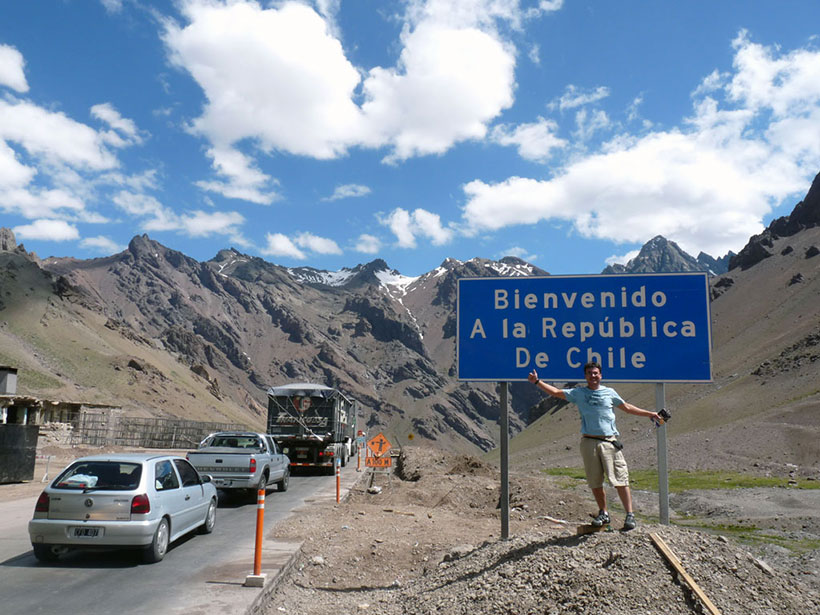 Cruzando a fronteira Los Libertadores, entre Argentina e Chile