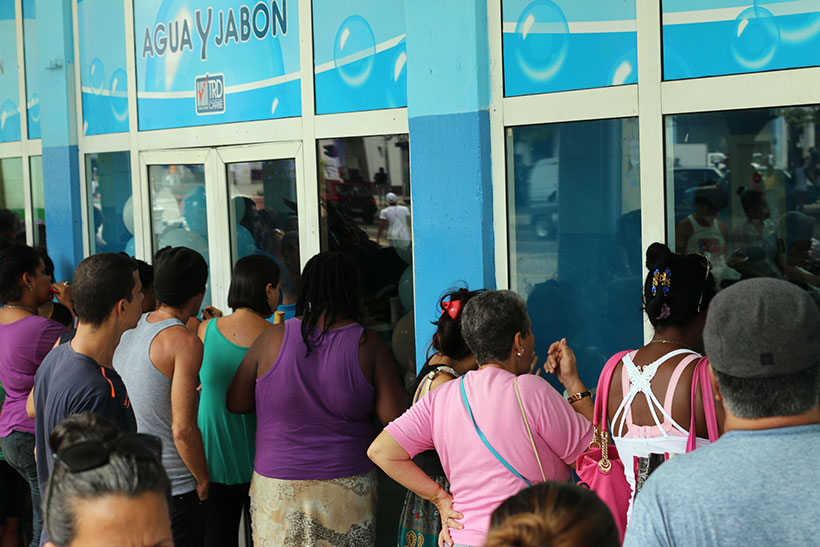 Pessoas enfileiradas em loja de Havana tentando comprar insumos básicos