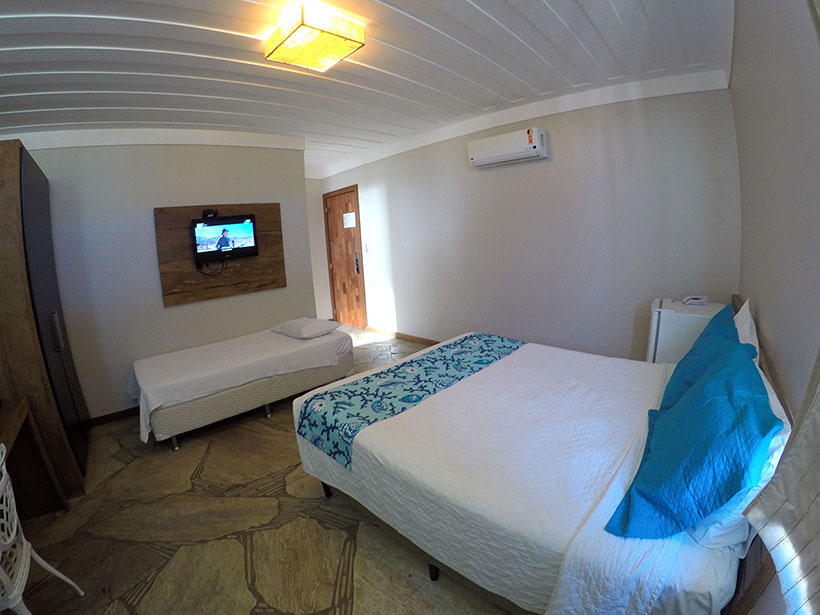 Um dos quartos do hotel com perfil de casa de praia