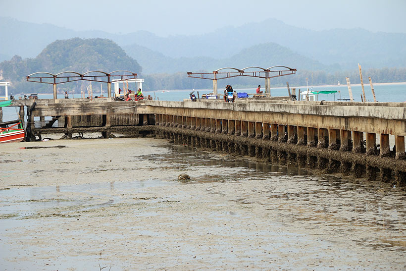 Cais principal do vilarejo de Koh Mook durante a maré baixa