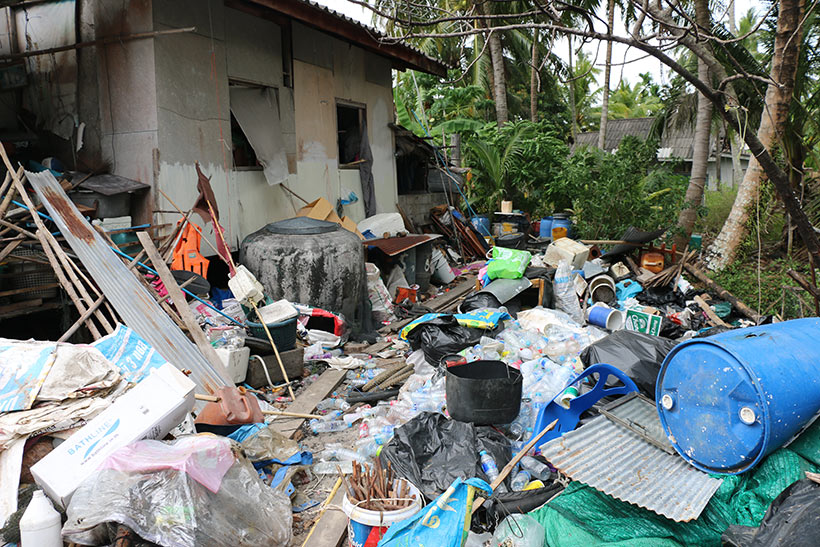 Lixo abandonado em uma área residencial do vilarejo de Koh Mook