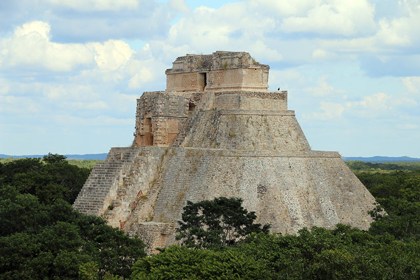 Pirâmide no centro de uma das maiores cidades antigas de Yucatán