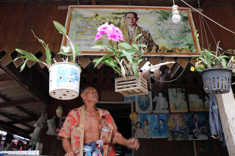 Fotos do antigo rei tailandês em residência humilde na ilha de Koh Mook