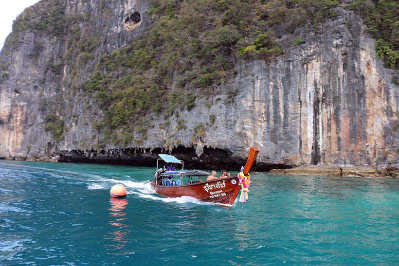 Outra embarcação desliza pelas águas cristalinas de Maya Bay