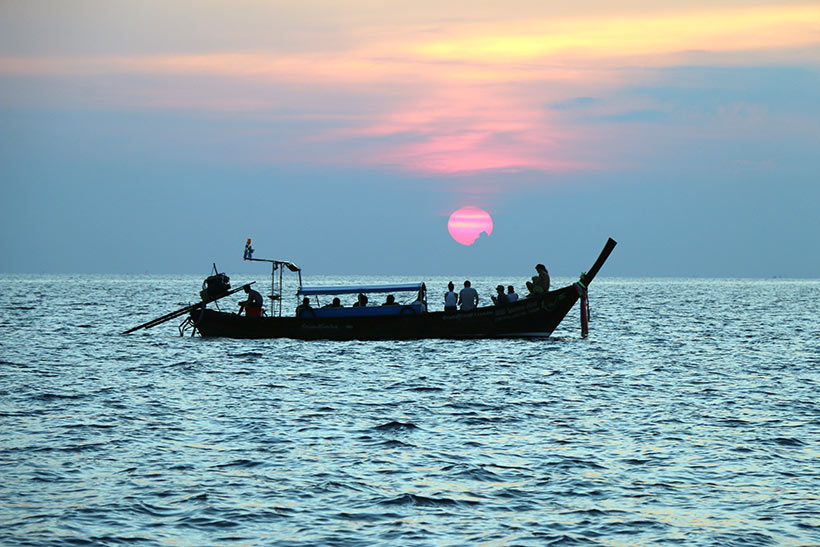 Pôr do sol no Mar de Andaman, próximo a Phi Phi Don