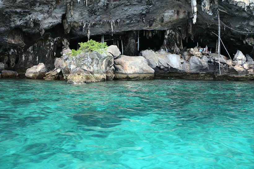 Águas cristalinas nas proximidades de Monkey Cave
